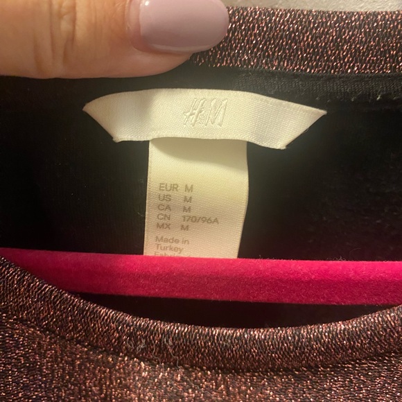 Metallic finish top with Gucci like bee 🐝 - Picture 3 of 3